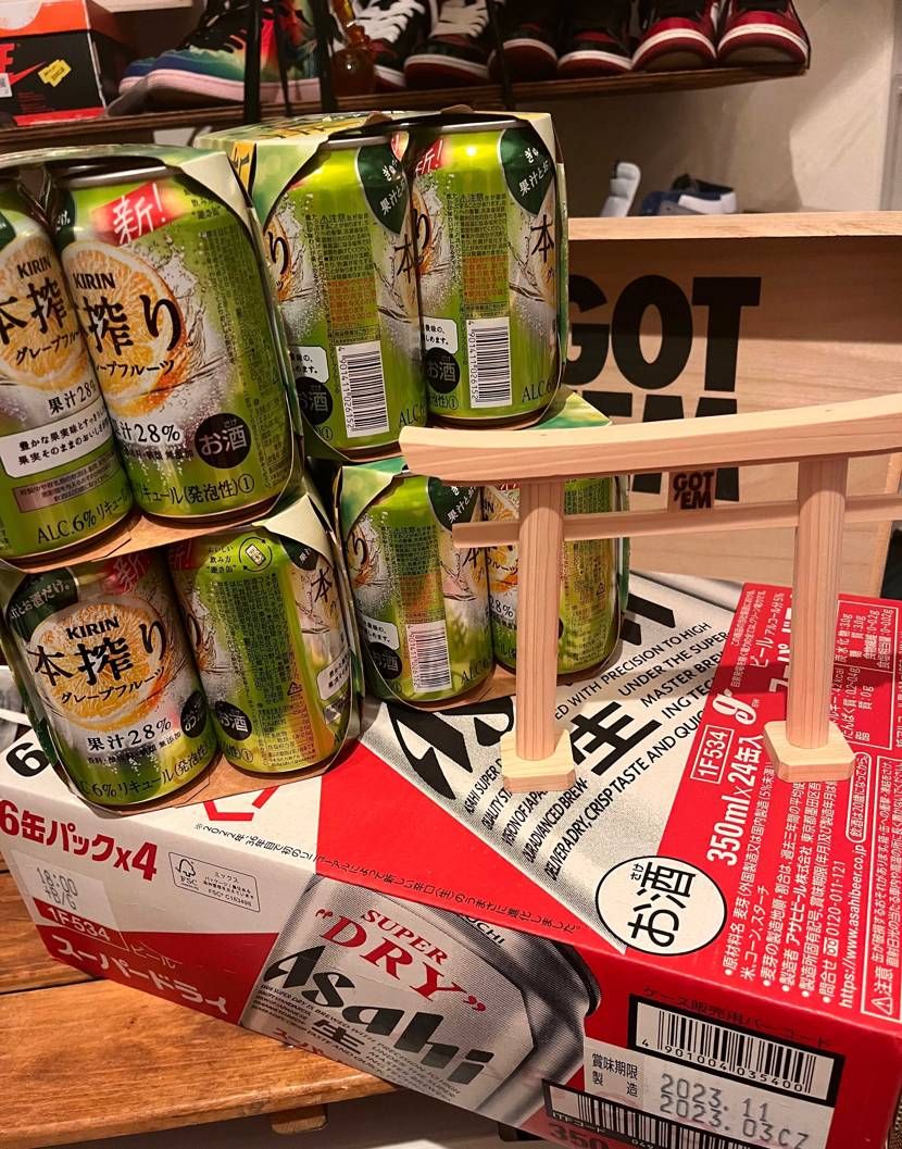 こんばんは、友人からの誕プレをもらい、飲み過ぎそう😅スニ部屋で、一杯🍻本当は、今