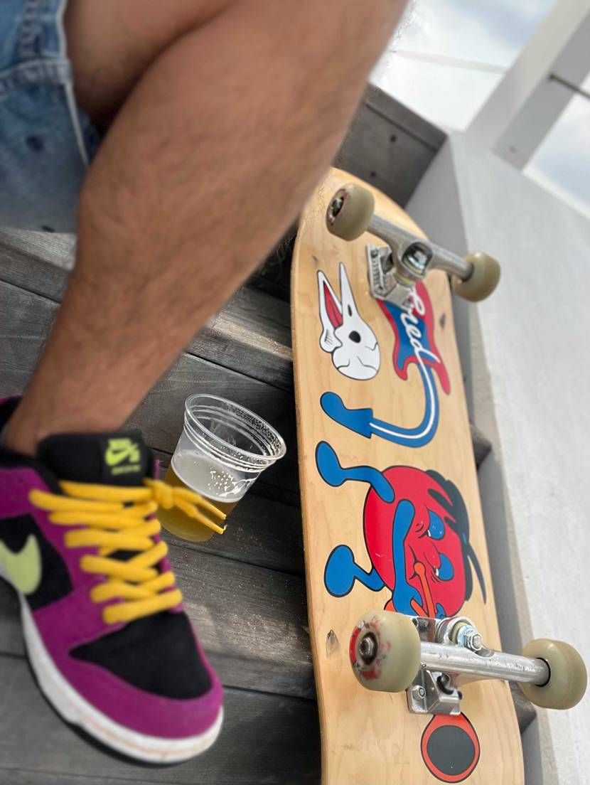 こんにちは♪😀
🛹しに公園に、いやー疲れたので😁👟休憩