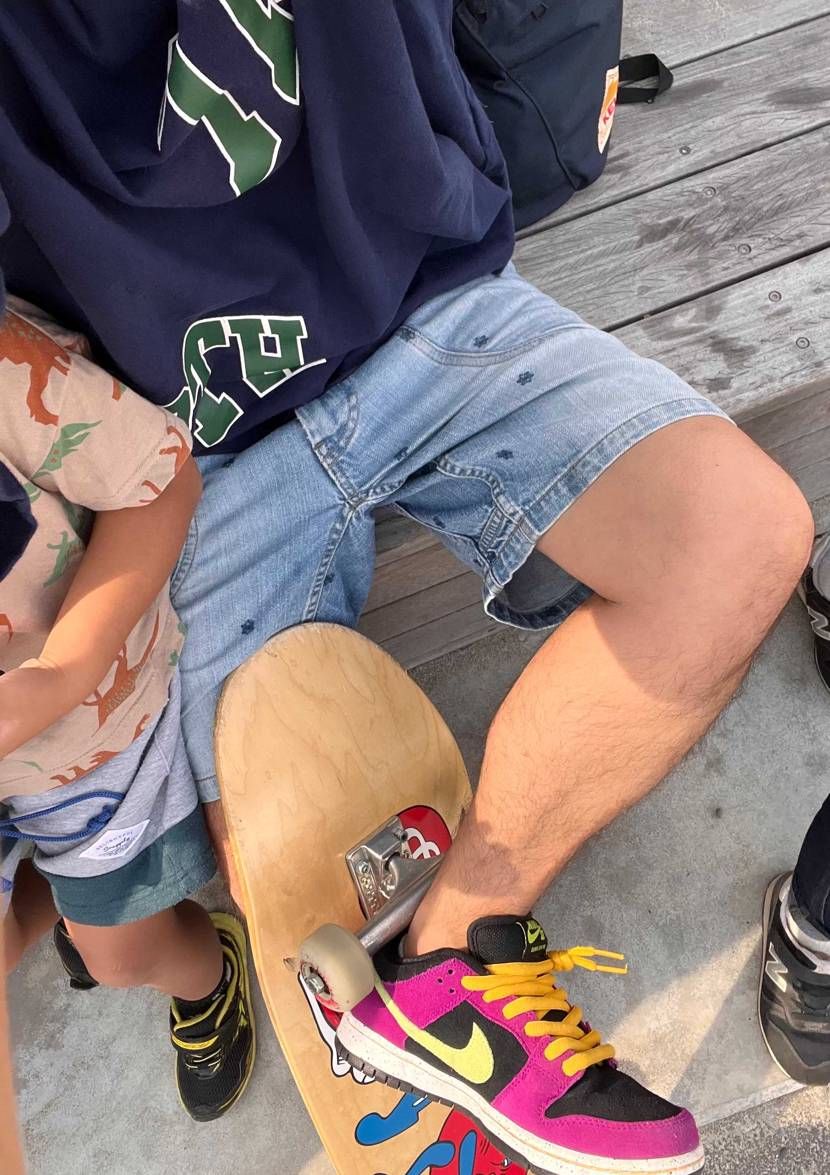 こんにちは♪😀
🛹しに公園に、いやー疲れたので😁👟休憩