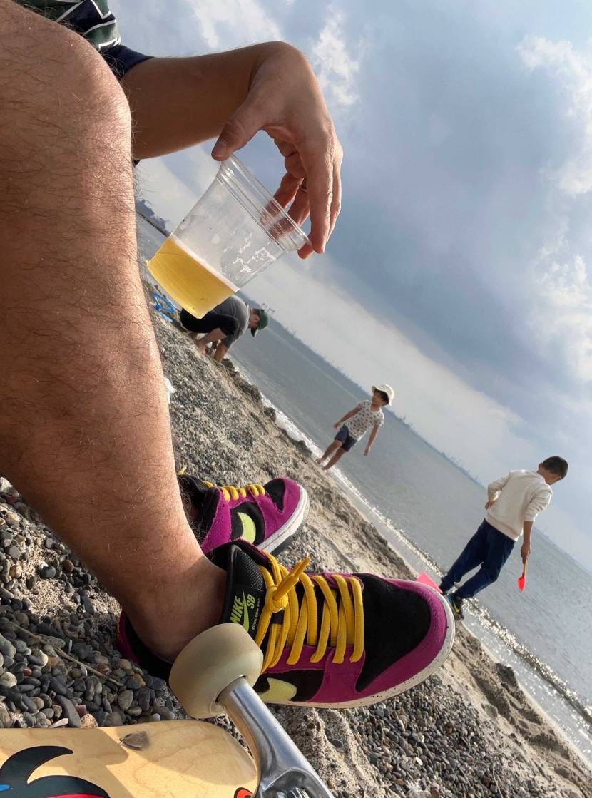 こんにちは♪😀
🛹しに公園に、いやー疲れたので😁👟休憩