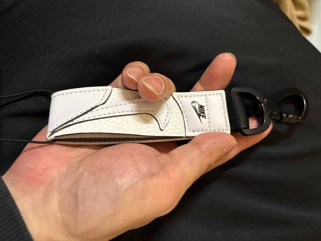 デカ過ぎて草
想像の2倍でかかった…
今まで収めていたバッグの小物入れにすら