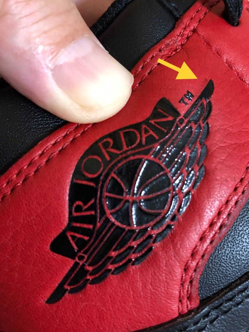 AJ1 BRED 2016 の
ウイングマークについて、ご教授願います。
