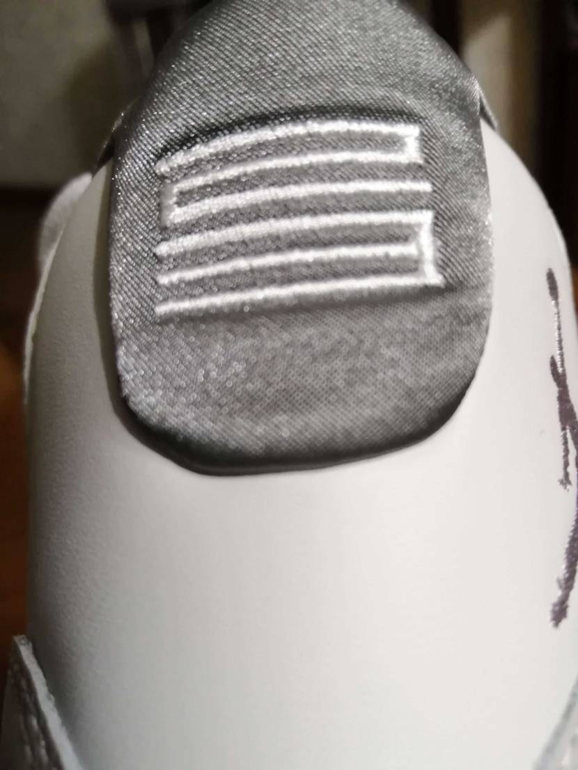 スカジャンの名にふさわしく、ディテール凝ってる！　
スネー