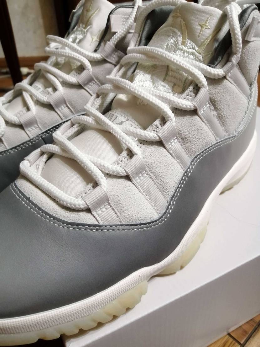 スカジャンの名にふさわしく、ディテール凝ってる！　
スネー