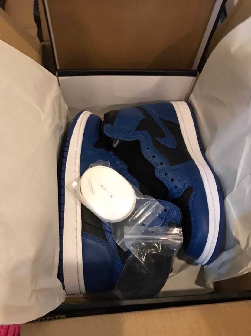 AJ1ダークマリーナブルー到着

嫁さんのバースデープレゼントです。