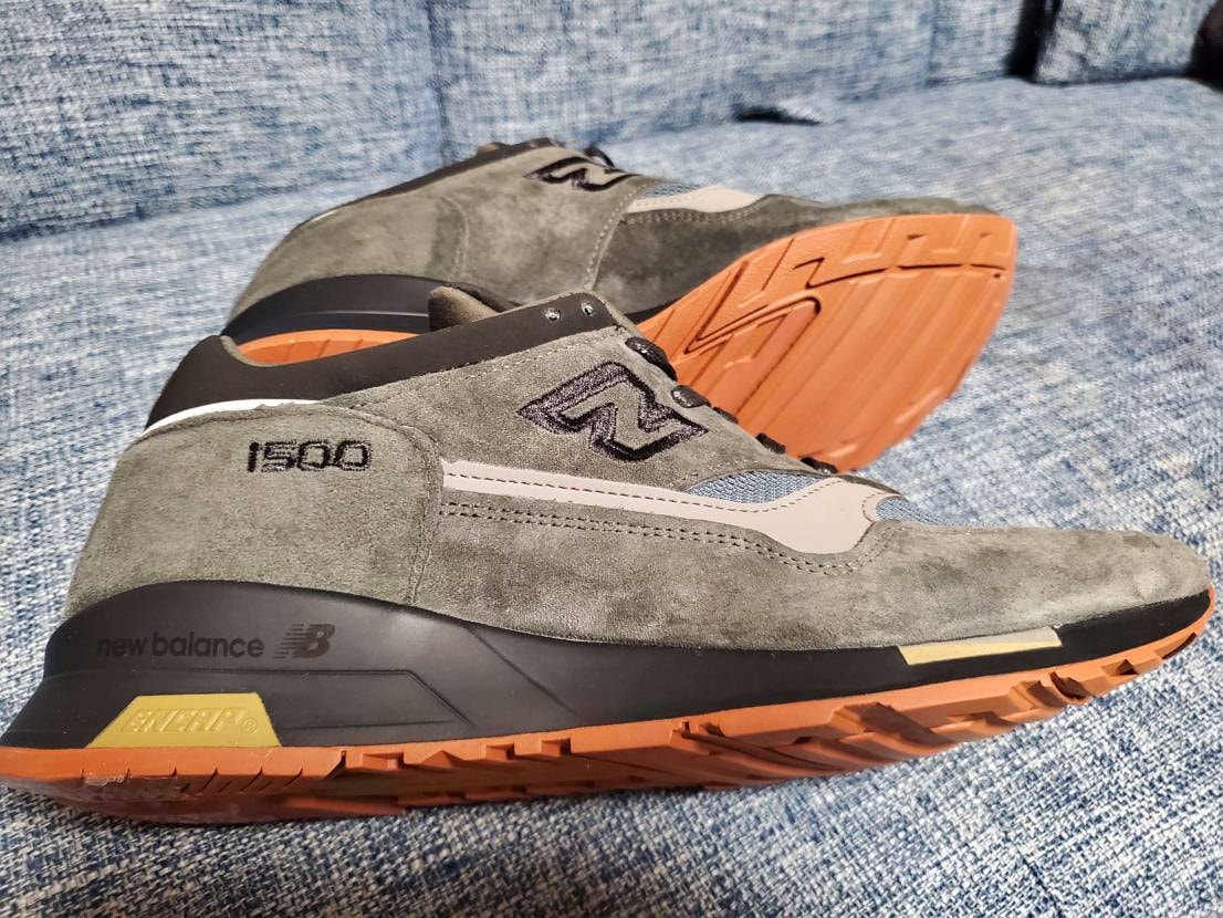 青みがかった淡いグレーのスエードと、ソールのブラックが最高！