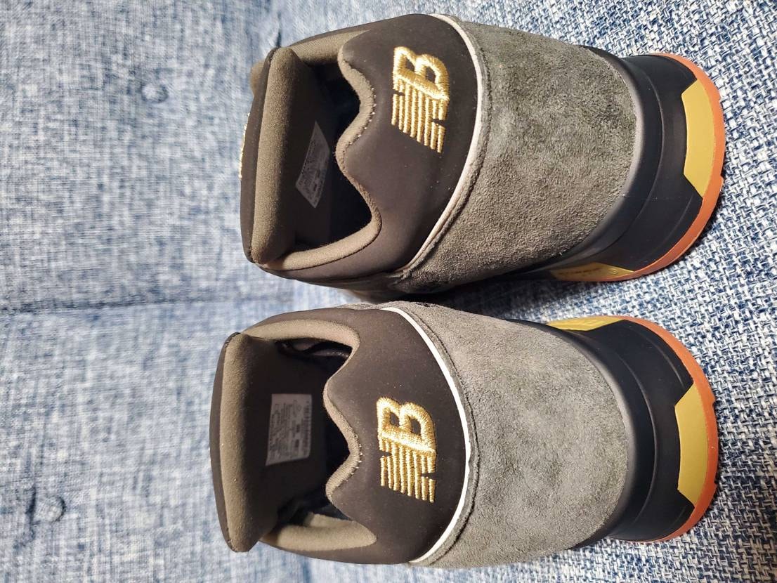 青みがかった淡いグレーのスエードと、ソールのブラックが最高！