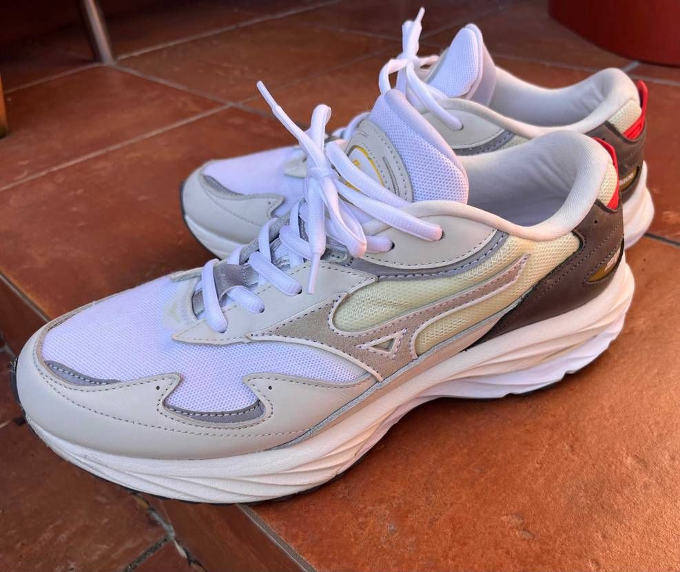 初MIZUNO。WAVE RIDER beta。
かかとの色使いと履き心地に妙