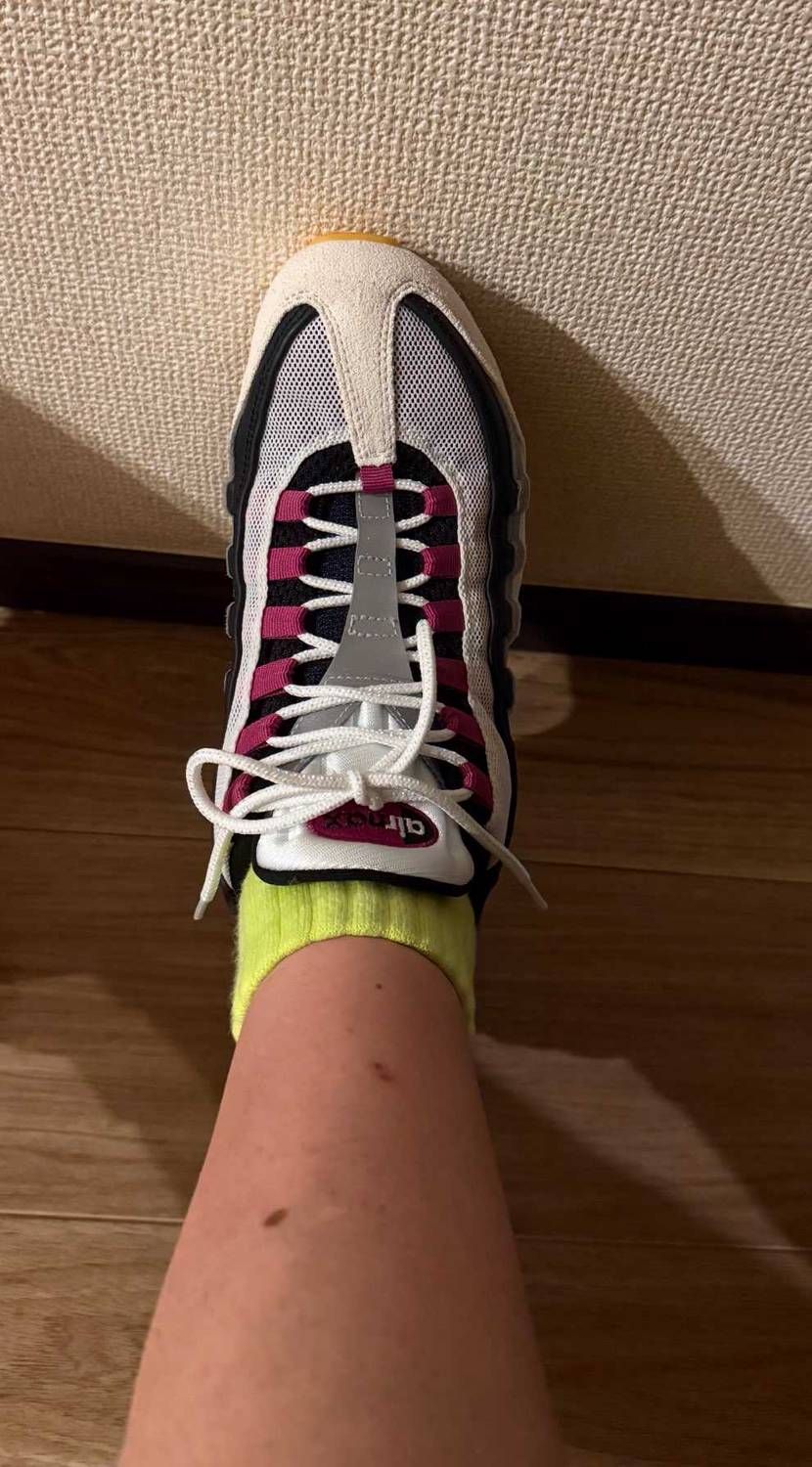 このNIKEクオリティーはアウトやろ⁉️
中心部分がズレてるエアマックス95 