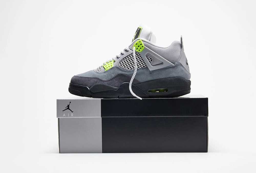 このJORDAN4NEONにはJORDAN4の飾り(キーホルダー？)付いてないで