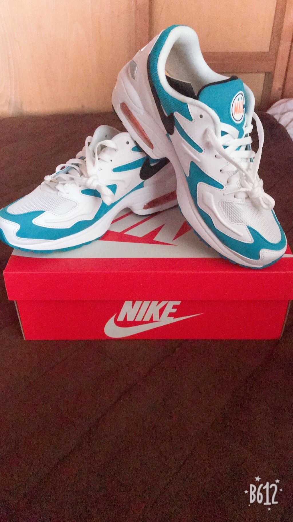 エアマックス2ライト買ってよかった!このちょっとダサい感じがたまらないし、色がす