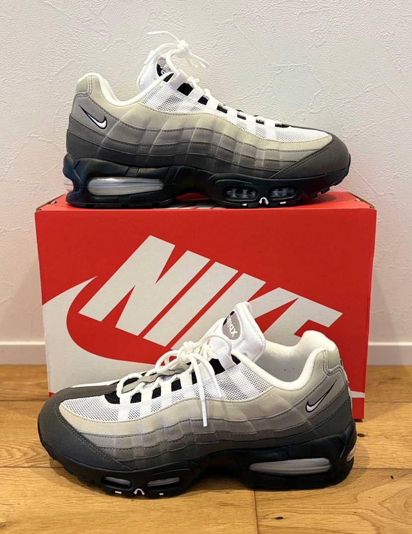 高校3年以来のairmax95🤗
約27年ぶりに装着。
色々な配色やデザイン