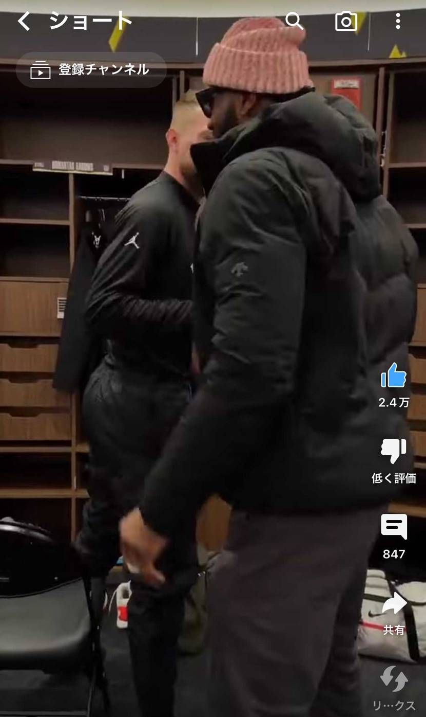 レブロンが着てるのデサントですか？