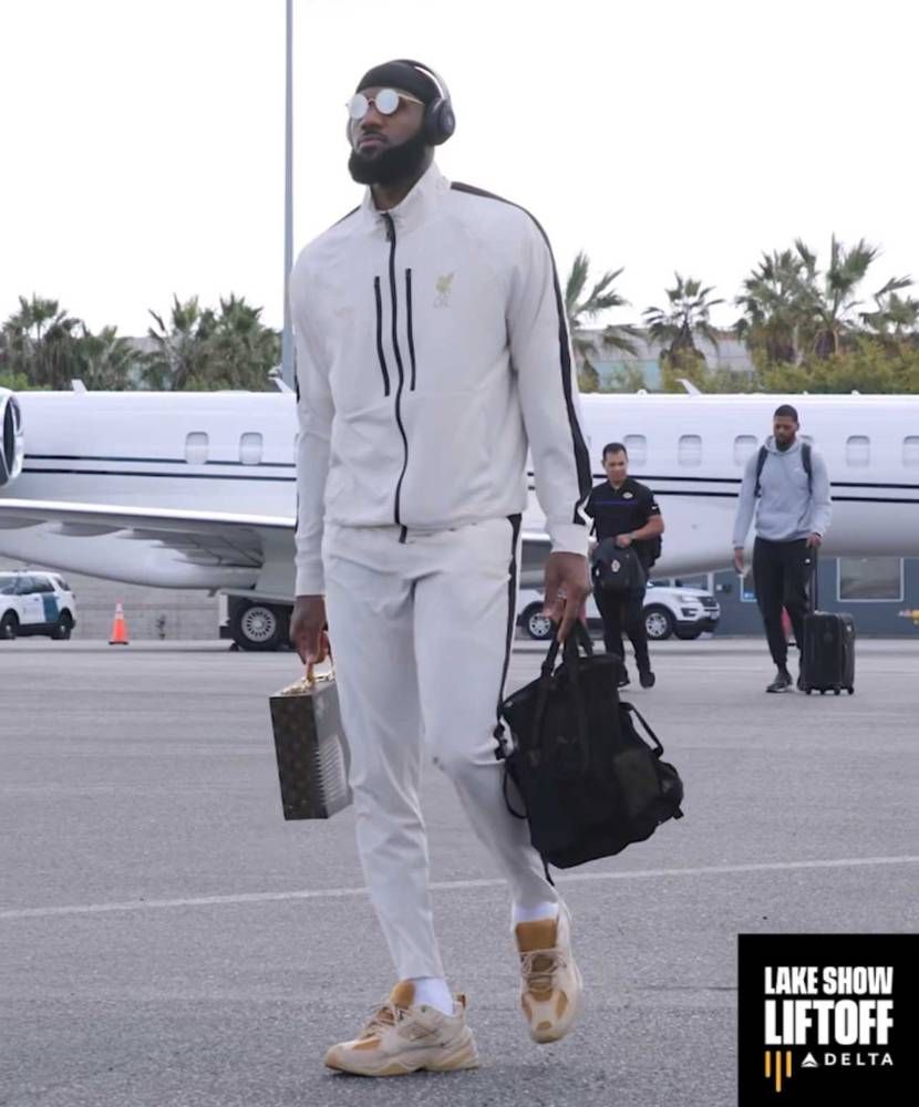 このスニーカーの詳細わかる人いますか？