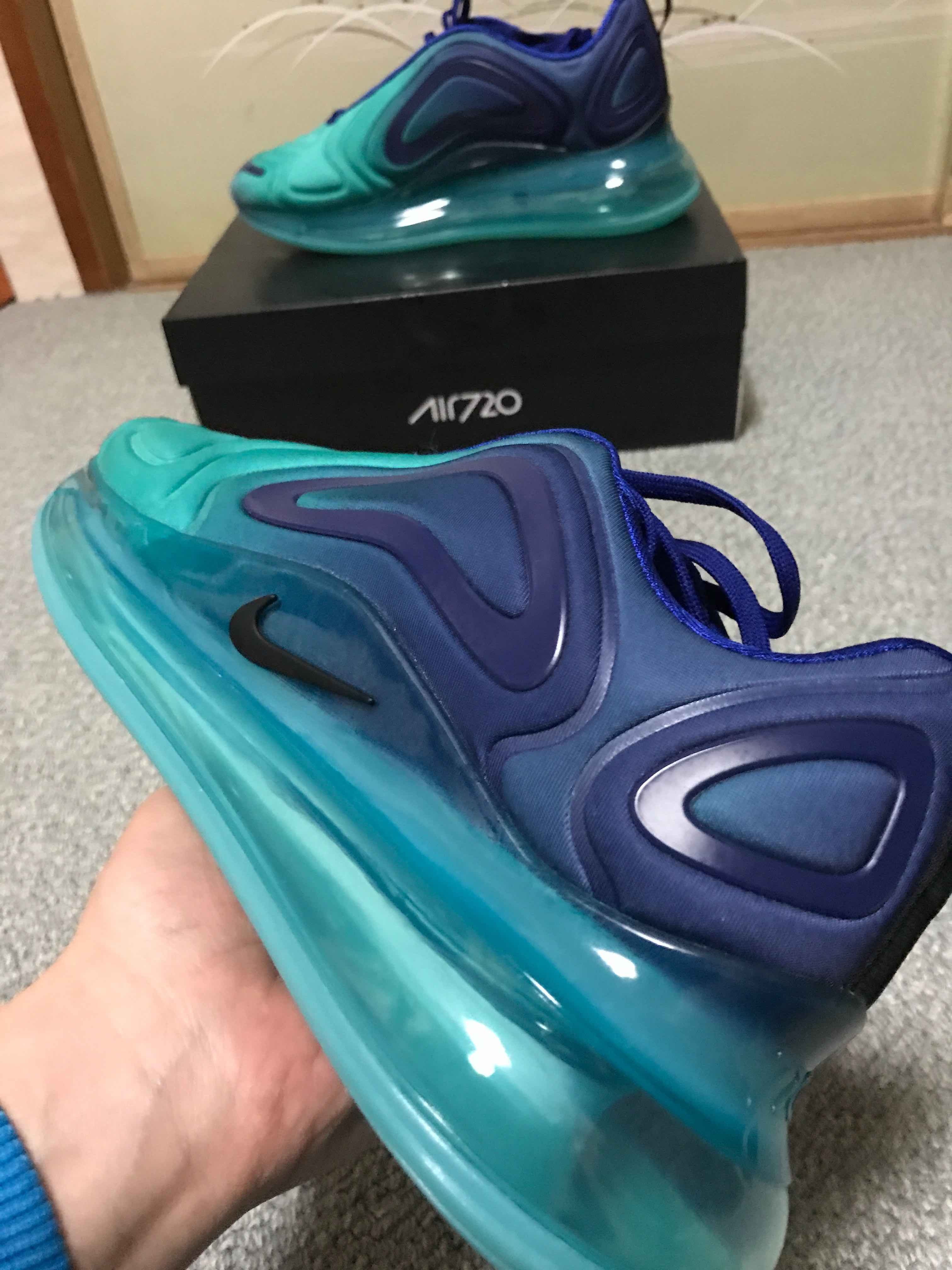 airmax720ディープブルー23.0cm
を探しているのですが、
国内は