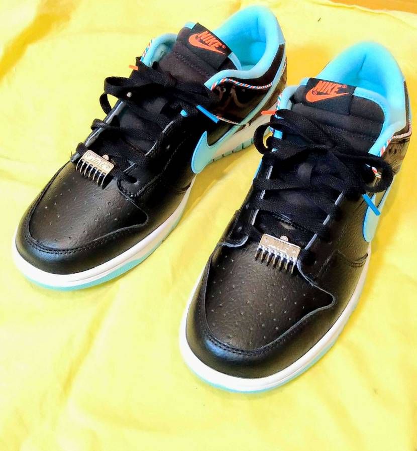 先月買った、AJ1のゴルフシャドウみたいに、
黒系探してたら、これ↓
Nik