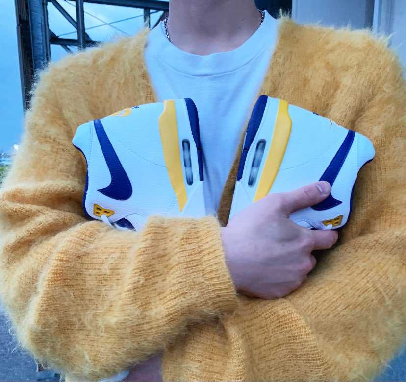 店舗で手に取って
スリーサイズをチェックしていく。
（つま先 甲 かかと）