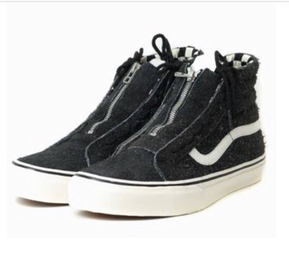 質問です！
このVANSのスニーカーの名前が分かる方いますか？
すいません。