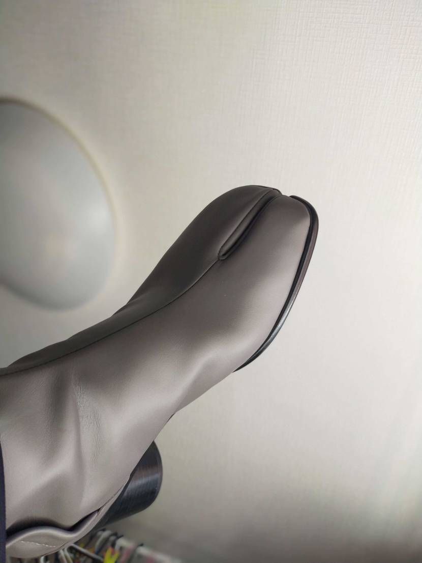 今日はスニーカーではなく、初のブーツで外出たわけなんですが、これは足疲れますわな