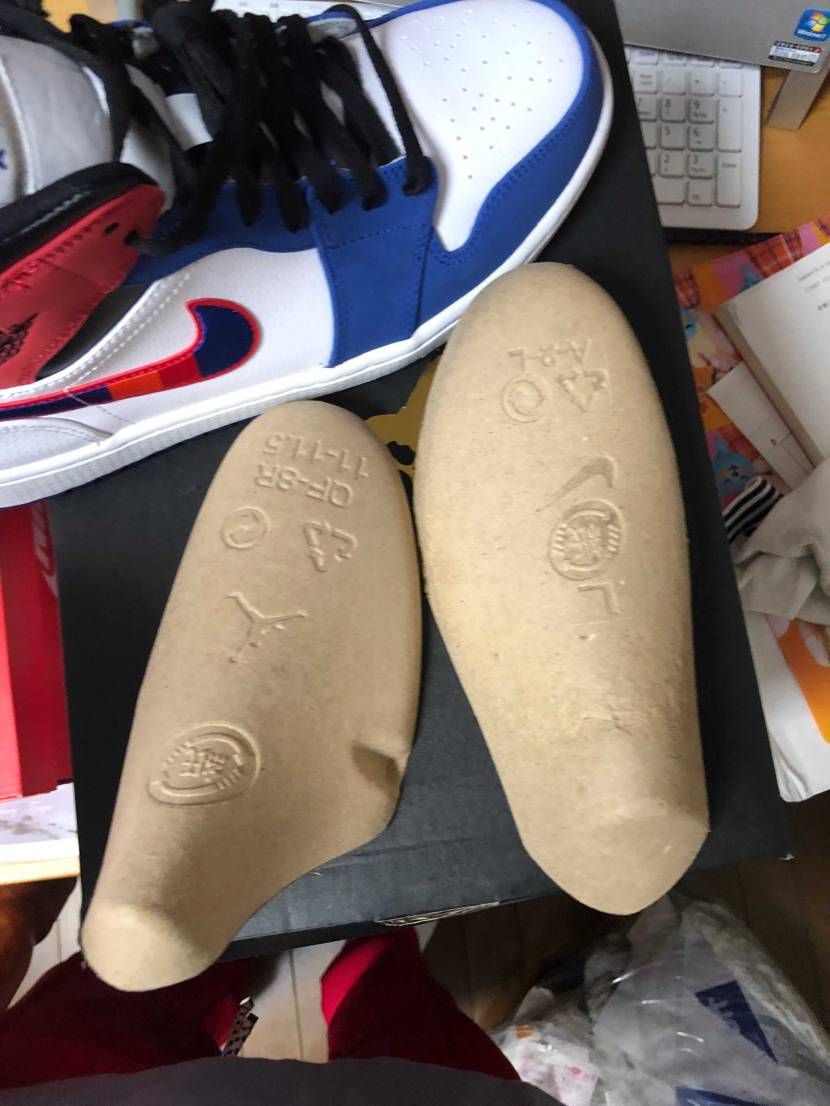 このジョーダン1 midのあんこって右か左どっちかわかる方いませんか？