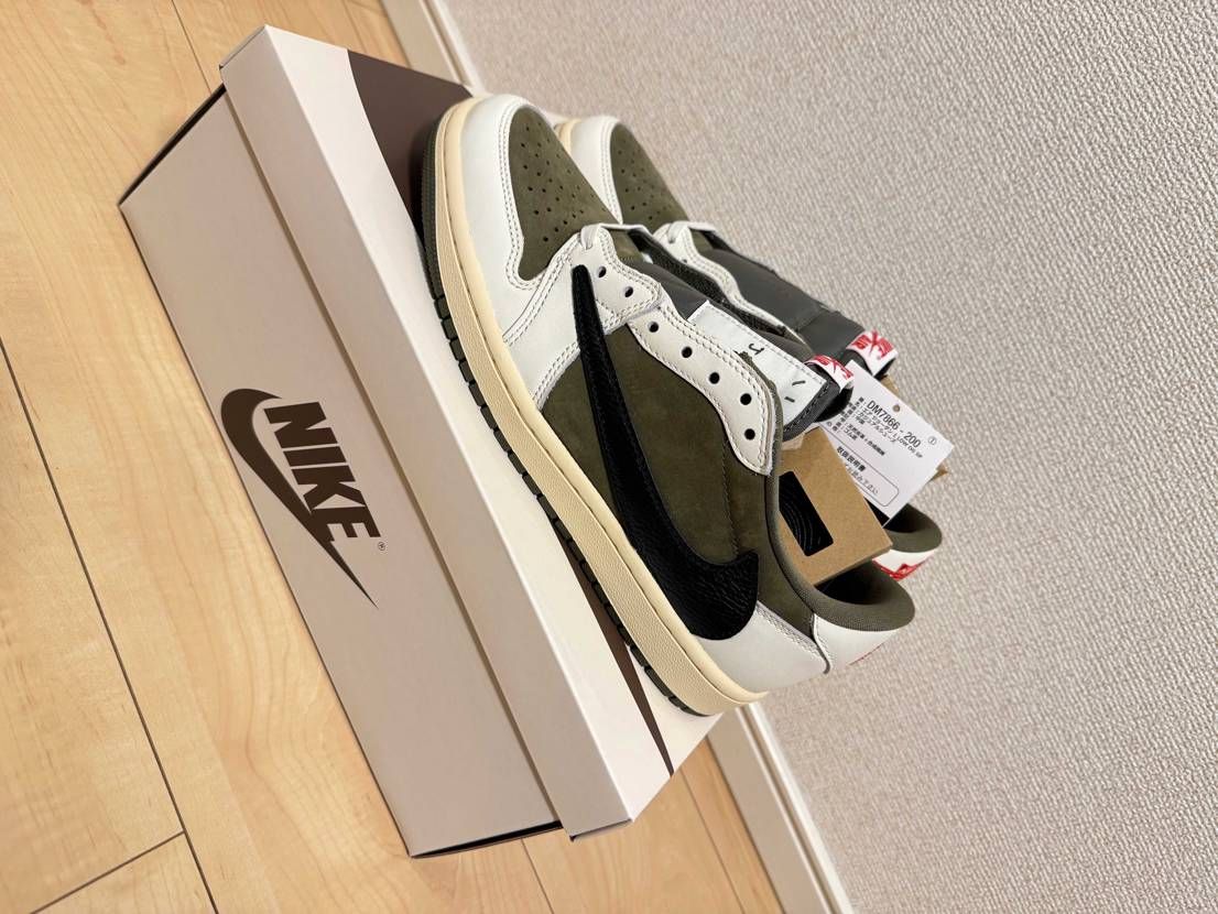 全落ちしてプレ値で買ったリバースオリーブやっと届きました!
黒タグ付いてて個体