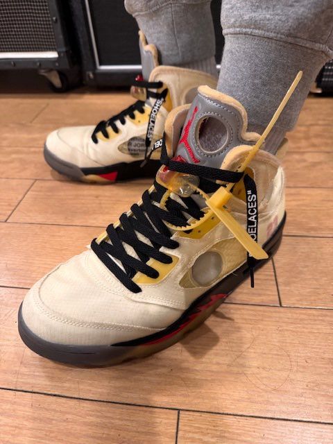 シューレースを黒に変えて、冬もガンガン履いていこうと思います!