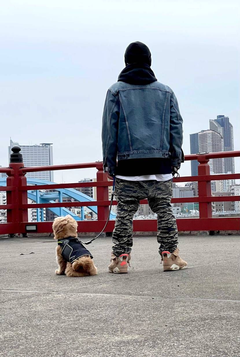 お気に入りのスニーカー履いて大好きな愛犬と最高な時間😊