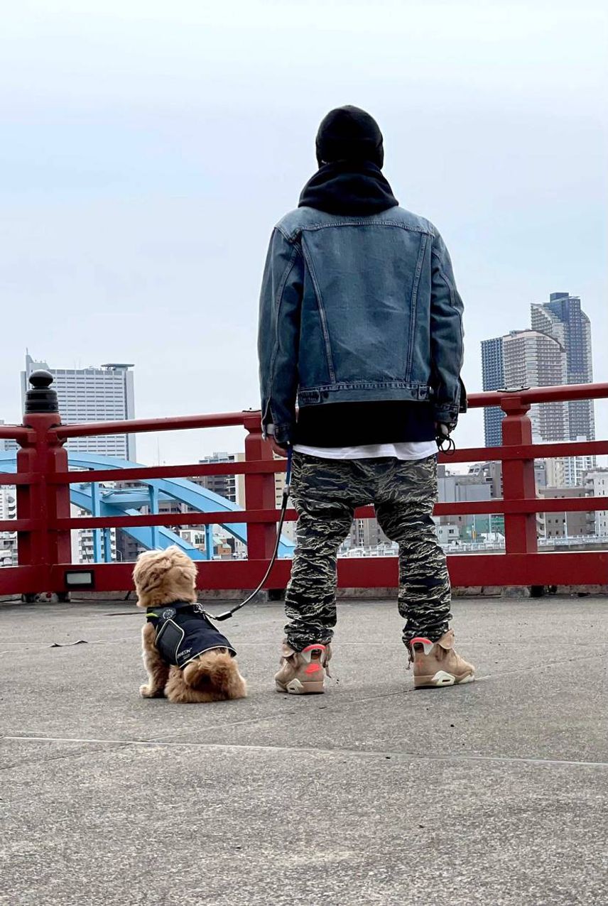 お気に入りのスニーカー履いて大好きな愛犬と最高な時間😊