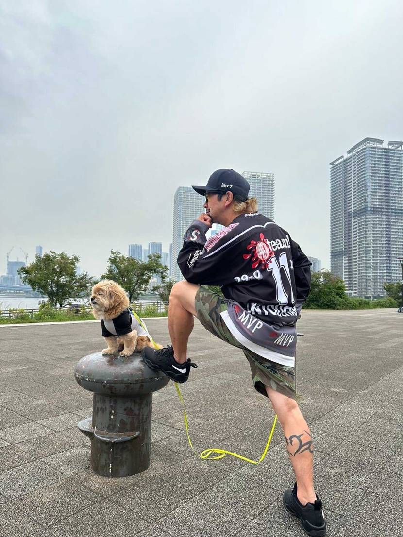 海と言ったらこのポーズ😆愛犬と楽しい散歩❣️ 
Nike SB Darwin最
