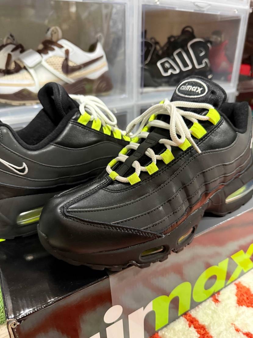 付属の白紐も良いけど長さが足りないのともうちょっと目立たせたかったので変えてみた