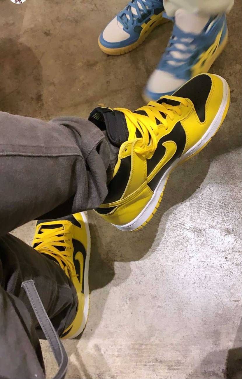 奥の方の靴何かわかる方いますか？？🙇‍♀️