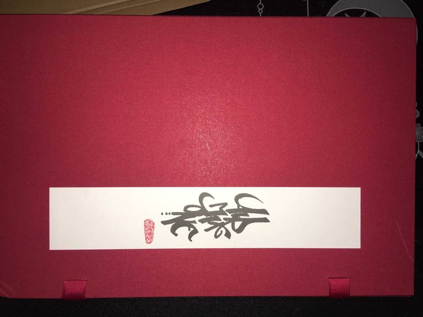 ただ今、家に戻り開封してみました。凄く上品な感じです。もはや箱じゃないですね😄