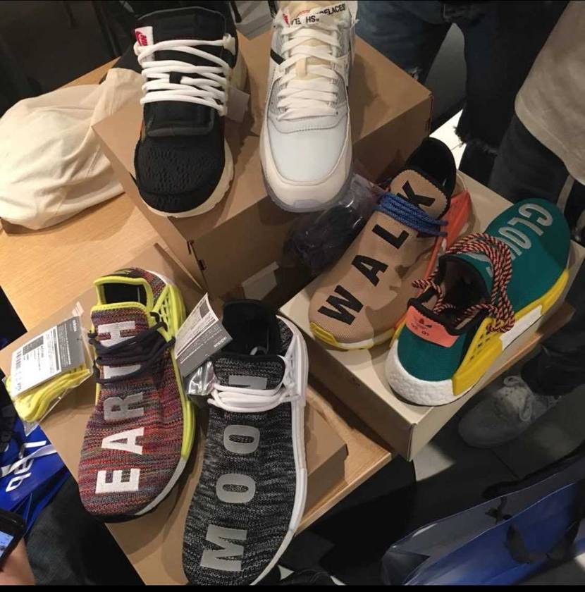 オフホワイトが出ると九年前を思い出す👐
スポラボアトモスでドレスコード履いて並