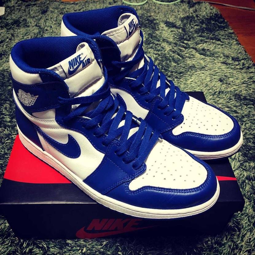 やっぱりこのシンプルな色味がたまらなくカッコいい。
長年履き続けて黄ばみますあ