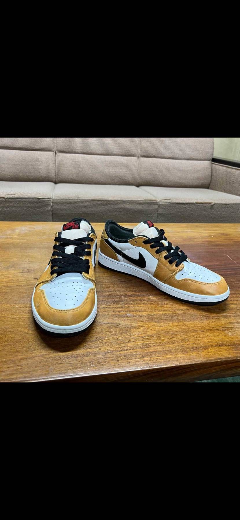 エアジョーダン1low"ルーキーオブザイアー風"  笑

結構使用してる感を