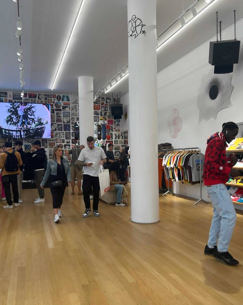 Supreme Milano
特に目ぼしい物は無かったので退散
接客はめちゃ