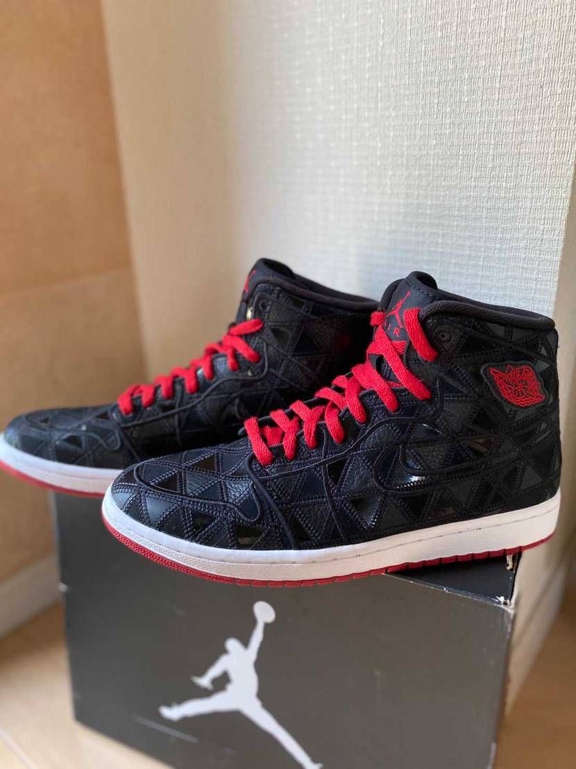 このジョーダン1いくらくらいで売れますかね？
入らないので教えて欲しいです！