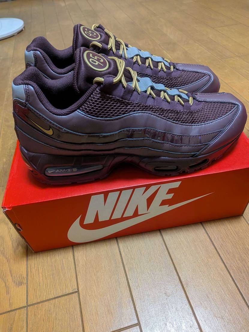 カラーリングは地味なカラーですがシューレースを交換しただけで存在感をじわじわと感