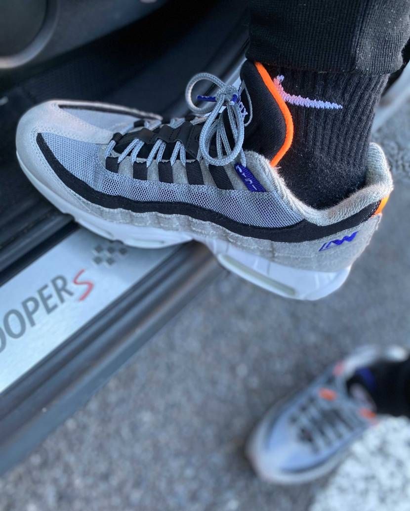 今日はloopwheelerの95とパーカー合わせ。
雨の日には決して履けない