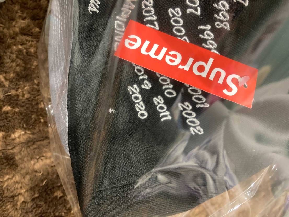 supremeオンラインで買ったのですが、2020の下に縫い糸が残ってました。こ