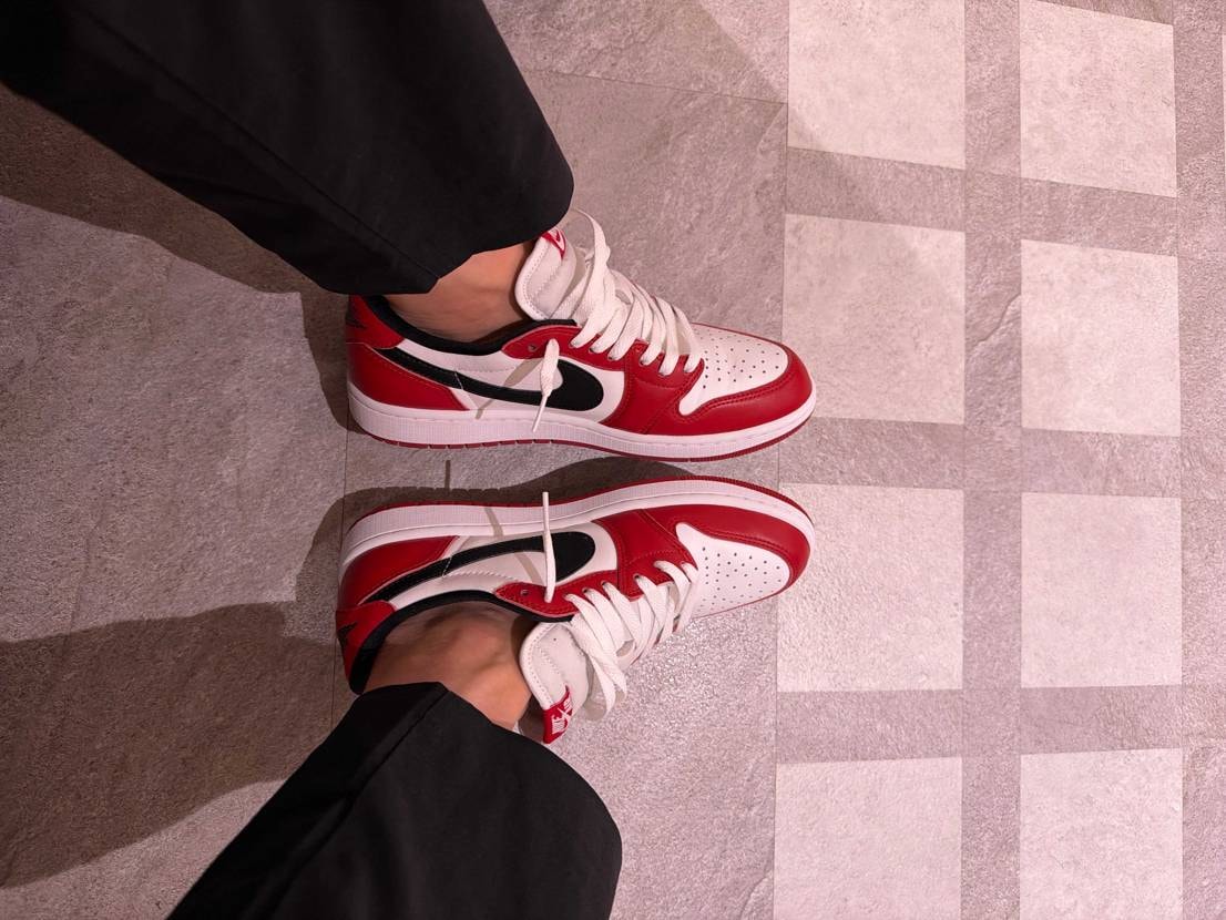 ローカットの方が服に合わせやすいけど、ハイカットほどインパクトはないなー🤔🟥⬜️