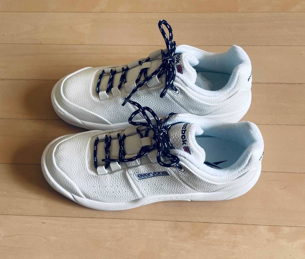 真っ白のスニーカーなんだかんだ初めてかも🤔
安っぽさがたま