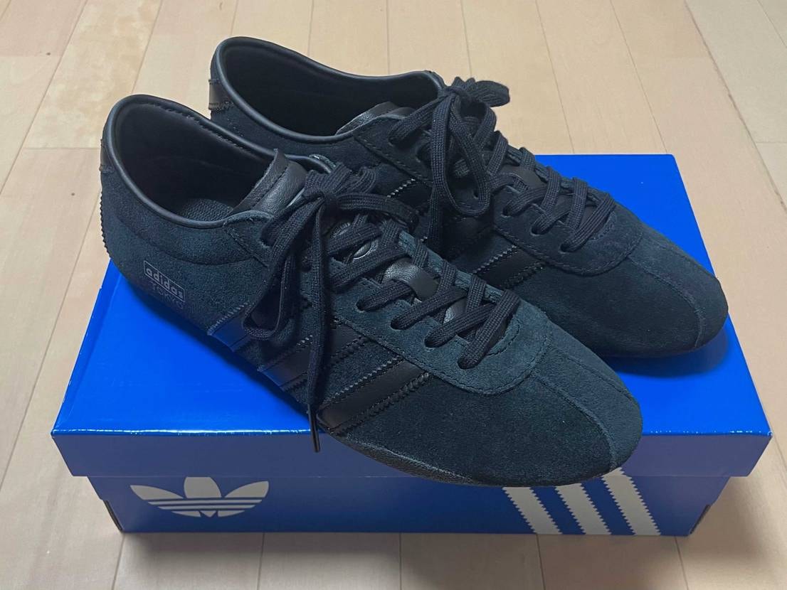 奥様が所望されたスニーカーが届きました。
靴履いてます！！