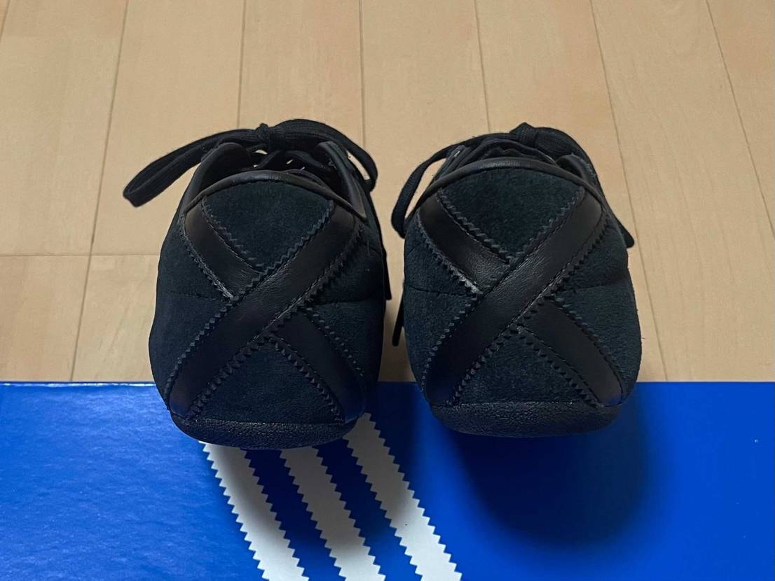 奥様が所望されたスニーカーが届きました。
靴履いてます！！