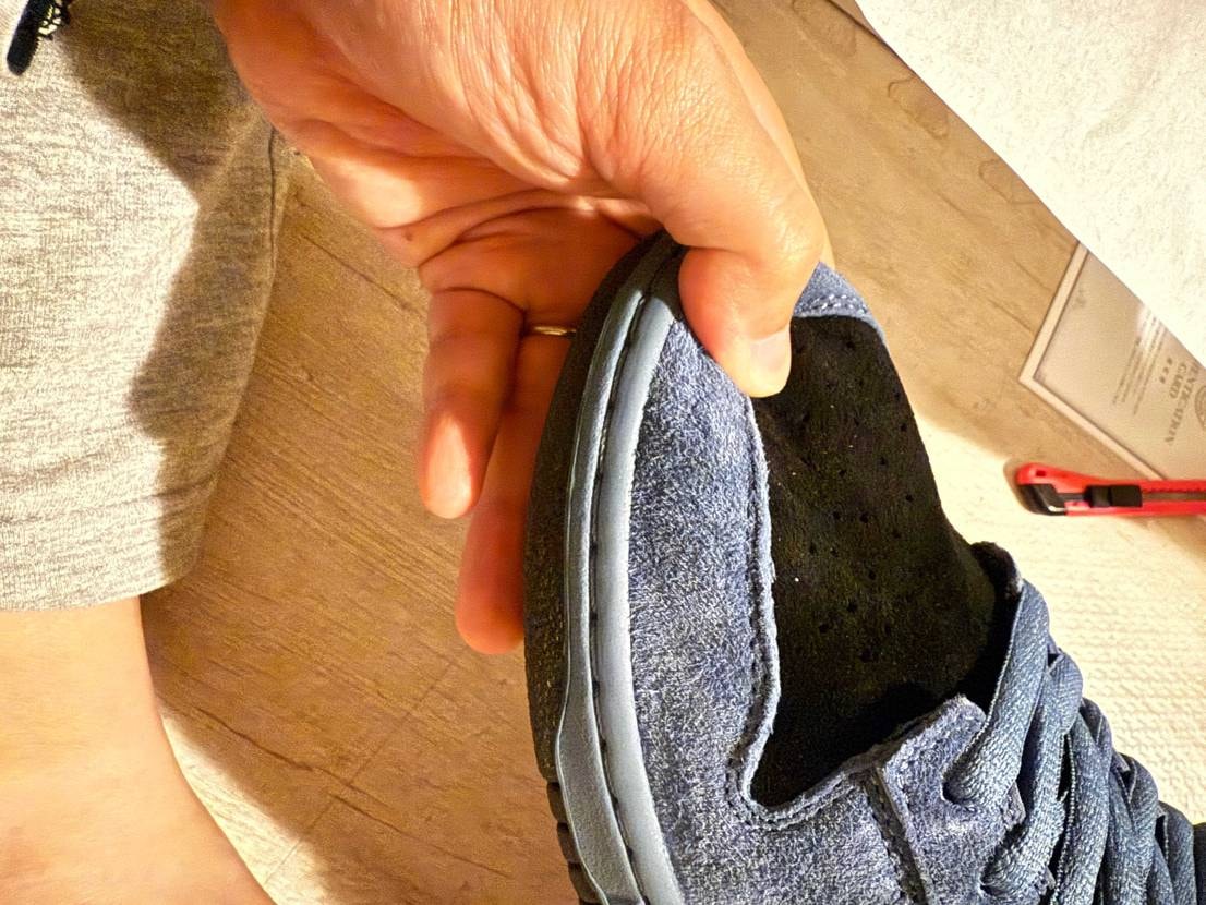 スニダンで青買ったんだけど、爪先部分とか指で軽く押すだけで潰れるくらいフニャフニ