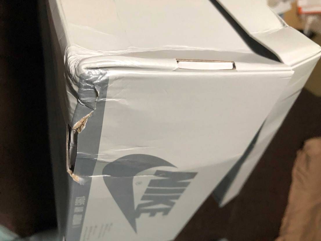 SNKRS珍しく買えたけど運送屋なのか箱ボロボロで萎えた…