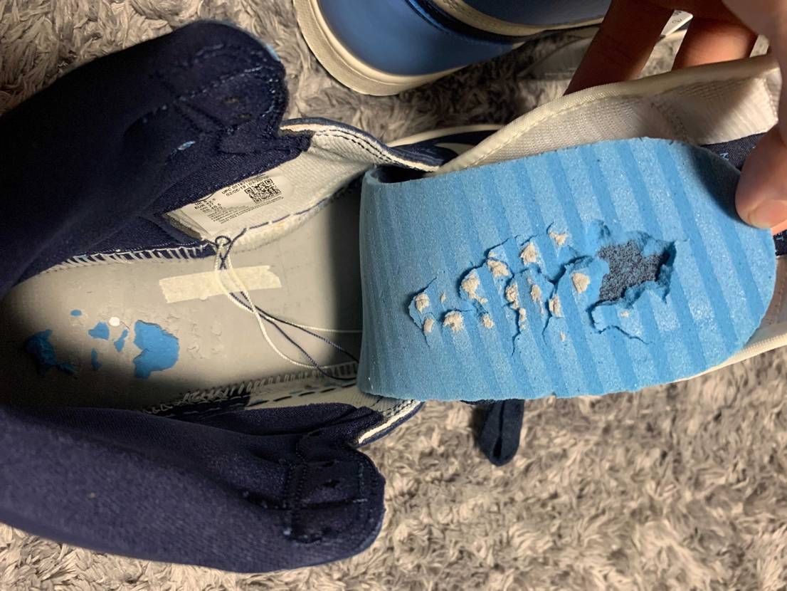 スニーカーダンクで購入
これはさすがに酷すぎませんか。
みんなさんも破れて届