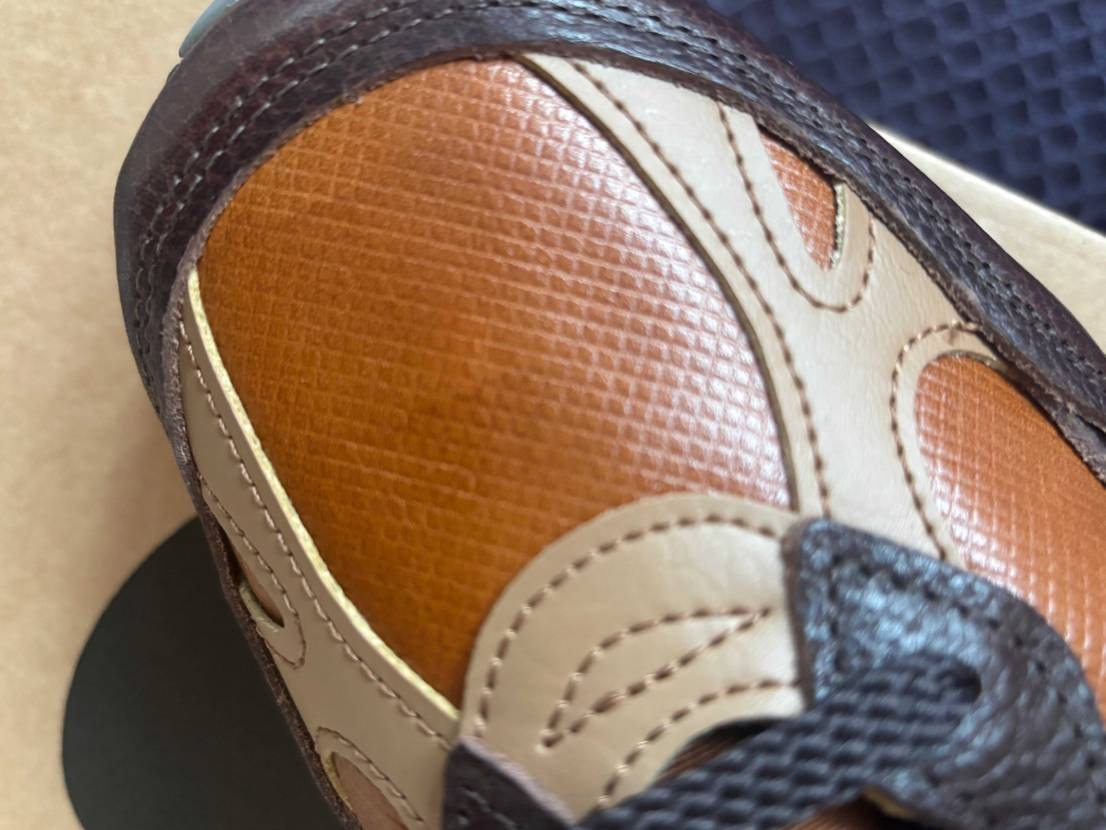 届きましたが、ムラがあってびっくりしました。
写真で伝わるか分かりませんが、こ