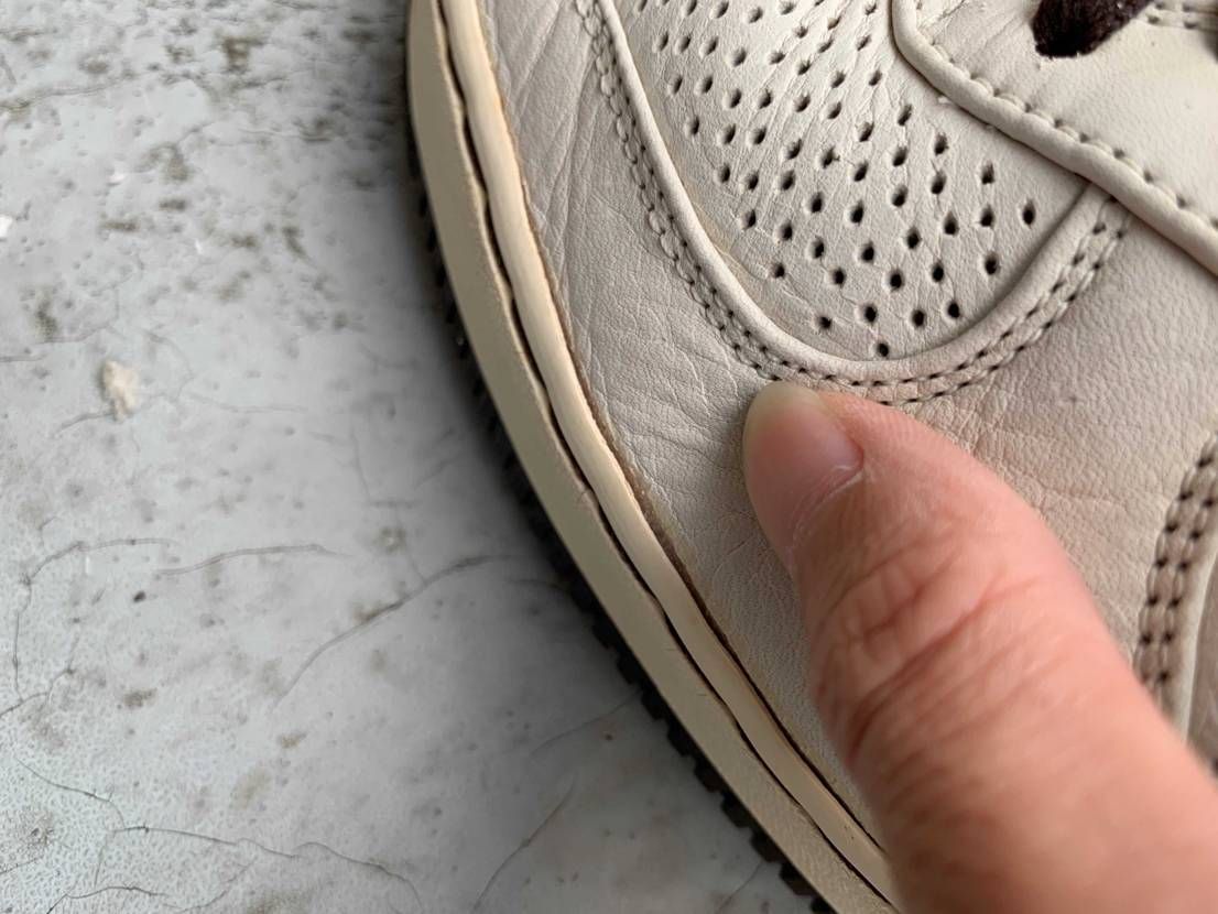 昨日買った07年製AF1、ソールに若干剥がれあったんですけどこれは履けるんですか