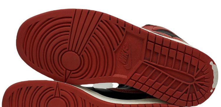 No Nameさん、参考になさって下さい。

1枚目
赤色のアウトソールが